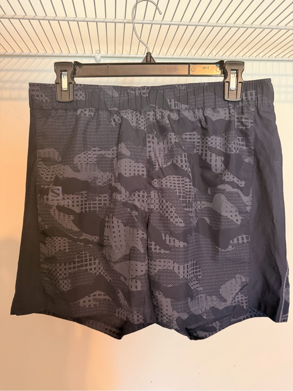 NWOT Salomon Gray Camo Performance Running Shorts M - Picture 2 of 8